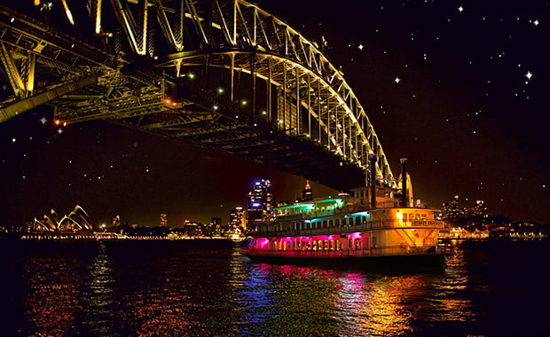 Make the most of X’mas spirit on a Showboat dinner cruise with panoramic views of the harbour’s icons 
